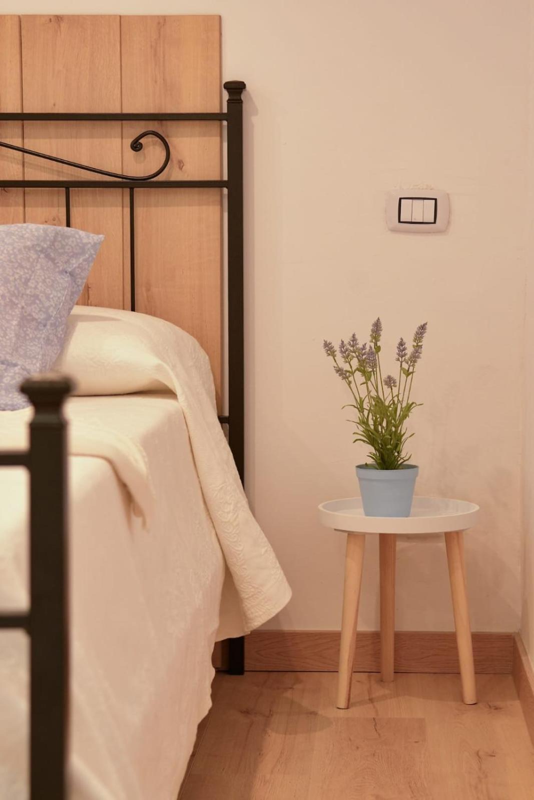Madre Terra Airport Rooms And Suites Terrasini Bagian luar foto