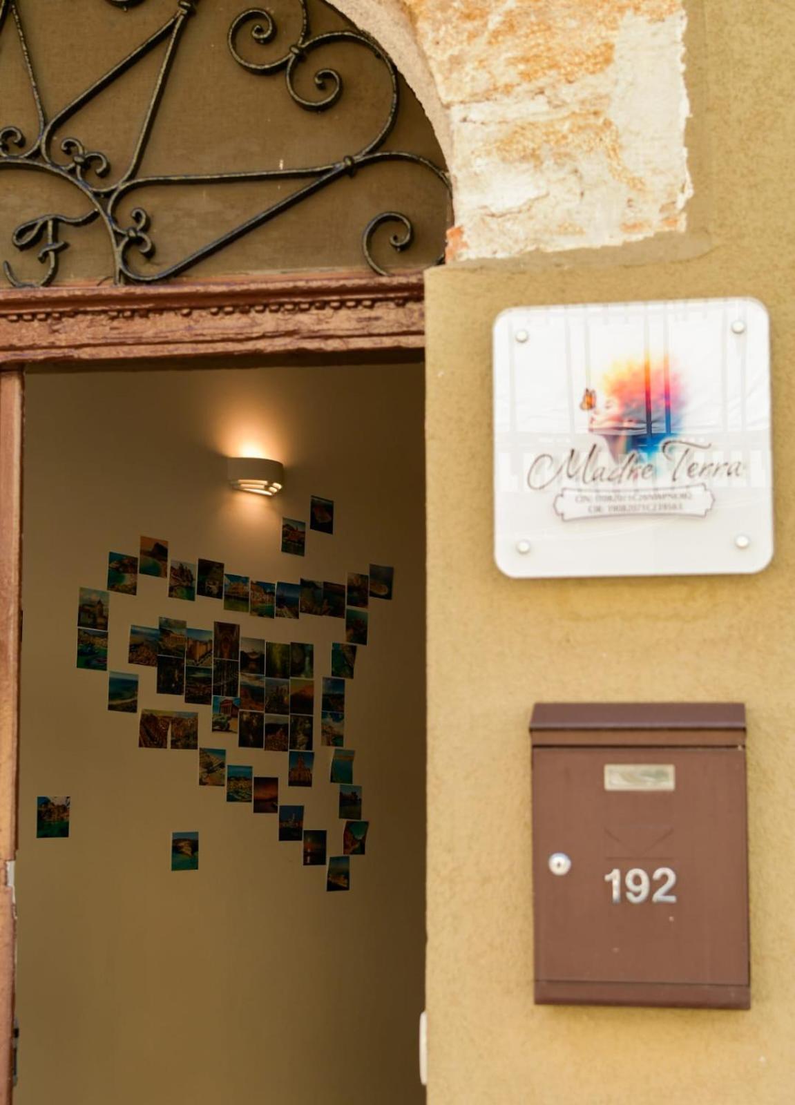 Madre Terra Airport Rooms And Suites Terrasini Bagian luar foto