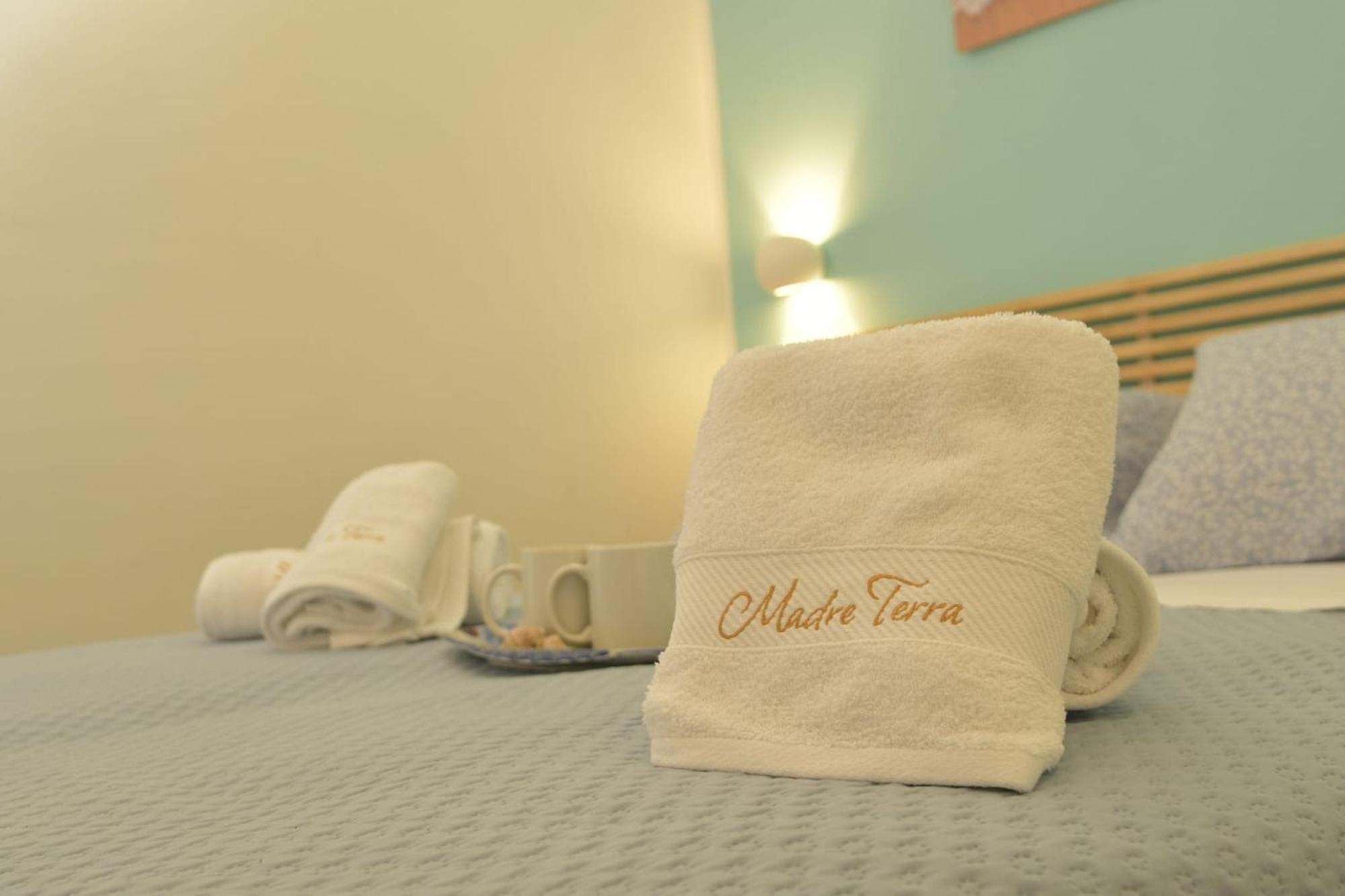 Madre Terra Airport Rooms And Suites Terrasini Bagian luar foto